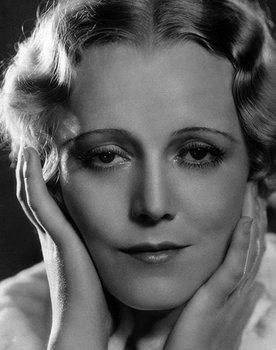 Charlotte Susa as Lotte Monti