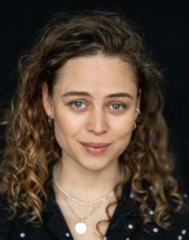 Dariia Tvoronovych as Valeria