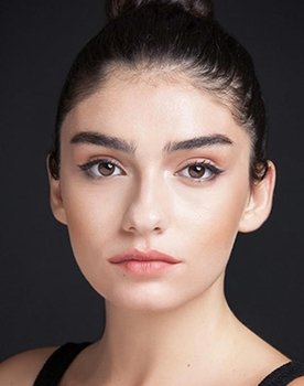 Hazar Ergüçlü as 