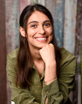 Egzona Fetahaj as Zoé Scott