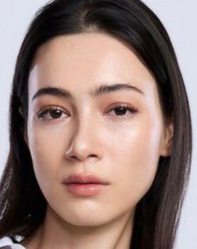 Alina Dohling as Phrae