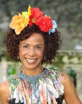 Íris Nascimento as Lelena