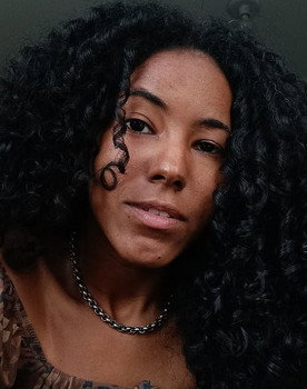 Jennifer Joingley as Moça da Pousada