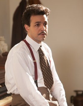 Armando Gutiérrez as Professor David Hart
