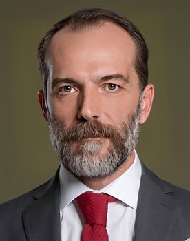 Muhammet Uzuner as Murat