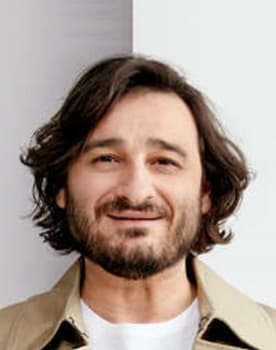 Vassilis Haralambopoulos as κομμώτρια