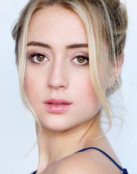 Lizze Broadway as Mattie Turner