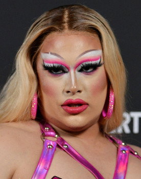 Salina EsTitties as Emily Cratchitt