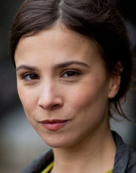 Aylin Tezel as Sina