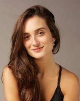 Bruna Pinheiro as 