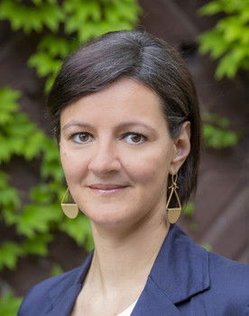 Betti Sipos as Reporter