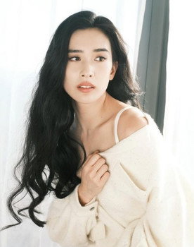 Audrey Hui as Helene