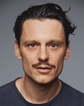 Julien Massetti as Moniteur auto-école