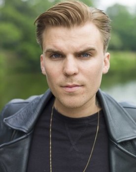 Micky Skeel Hansen as Jonas