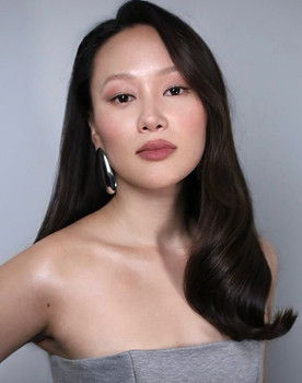 Yerin Ha as Mia Chang