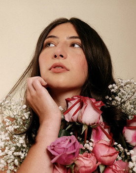 Isabella Zeman as Store Girl #1