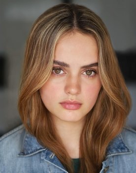 Akina Wylie as Lola Ray