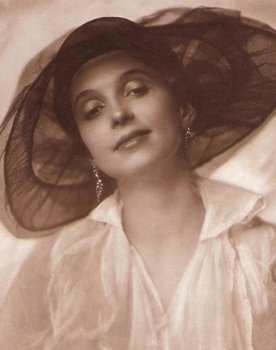 Erna Morena as Dame