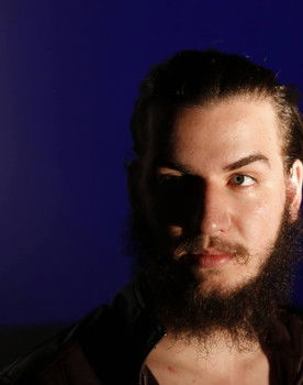 Vinicius Feller as Dário