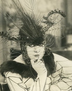 Valeska Suratt as Masha
