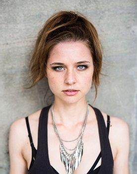 Svenja Jung as Yvonne