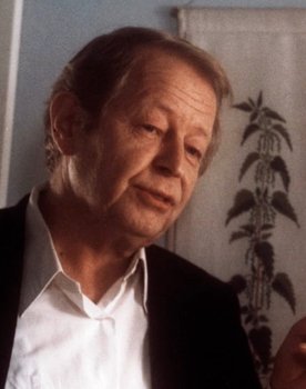 Svend Schmidt-Nielsen as Marianne's father