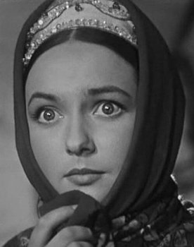 Lyudmila Myznikova as Оксана, дочь Чуба