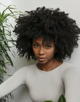 Gabriela Dias as Luara