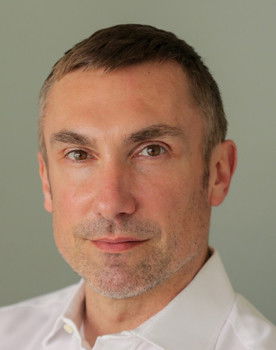 Laurent Boyé as Narrator/Bear