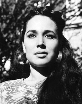 Flor Silvestre as Singer at the Palenque