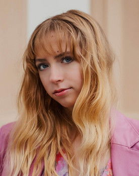 Loden Soleil as Leah