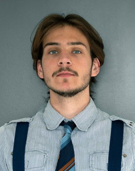 Swann Bouget-Allain as The Traveler/Le Voyageur