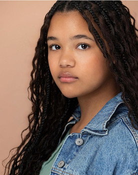 Bella Blanding as Sophie