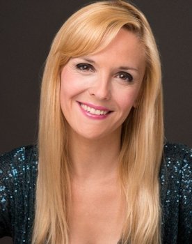 Esther Toledano as Elena