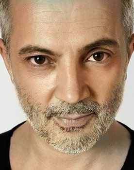 Murat Akkoyunlu as Engin