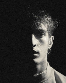 Misha Segurado as Joven 1