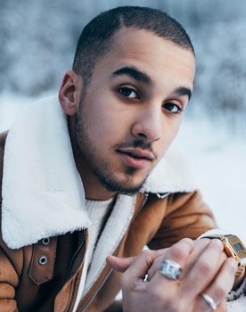 Simo Mohamed Elhbabi as Elias Bakkoush