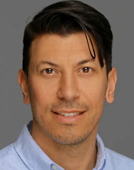 Murat Ünal as Alper