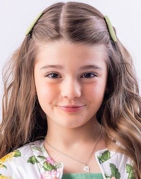 Juju Penido as Lavínia