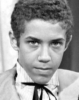 Ricardo Garcia as Ônibus