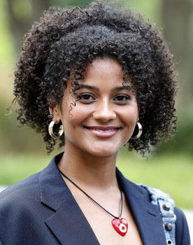 Stephanie van Eer as Heike