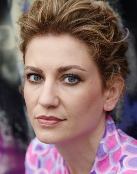 Julienne Pfeil as Leah