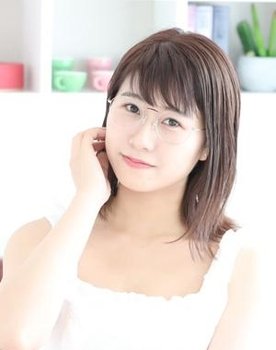 Niko Minami as 新山 春香