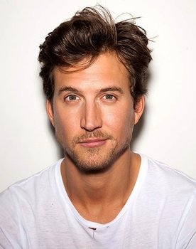 Benjamin Hjelm as Evan