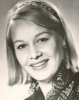 Iya Arepina as Mother