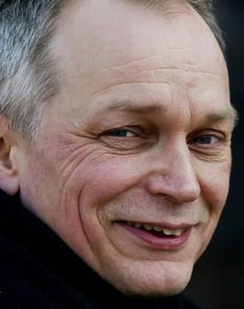 Kristian Halken as Læge