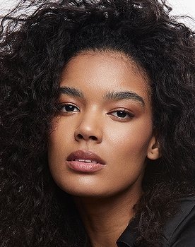Bia Santana as Victória Ferreira Cintra (Vic)