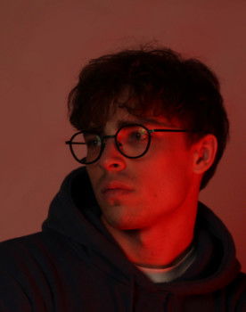 Daniel Le Toriellec as Le présentateur