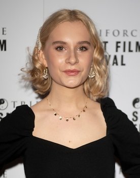 Ella Greenwood as Lola Roberts