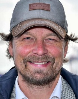 Lars Jessen as Arjan